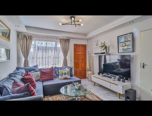 2 BEDROOM TOWNHOUSE FOR SALE IN MAGALIESBERG COUNTRY ESTATE